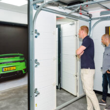 Bezoekers nemen een kijkje in de nieuwe showroom van Brabant Deur