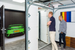 Bezoekers nemen een kijkje in de nieuwe showroom van Brabant Deur