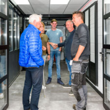 Bezoekers tijdens de opening van de nieuwe showroom van Brabant Deur