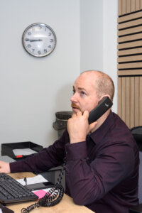 Bas doet de planning van de monteurs en onderhoudt het klantcontact