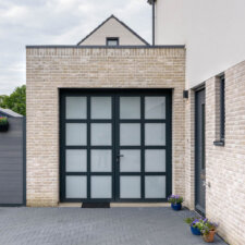 Openslaande garagedeur met gematteerde beglazing | Branbant Deur