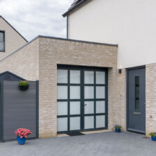 Openslaande garagedeur met gematteerde beglazing | Branbant Deur