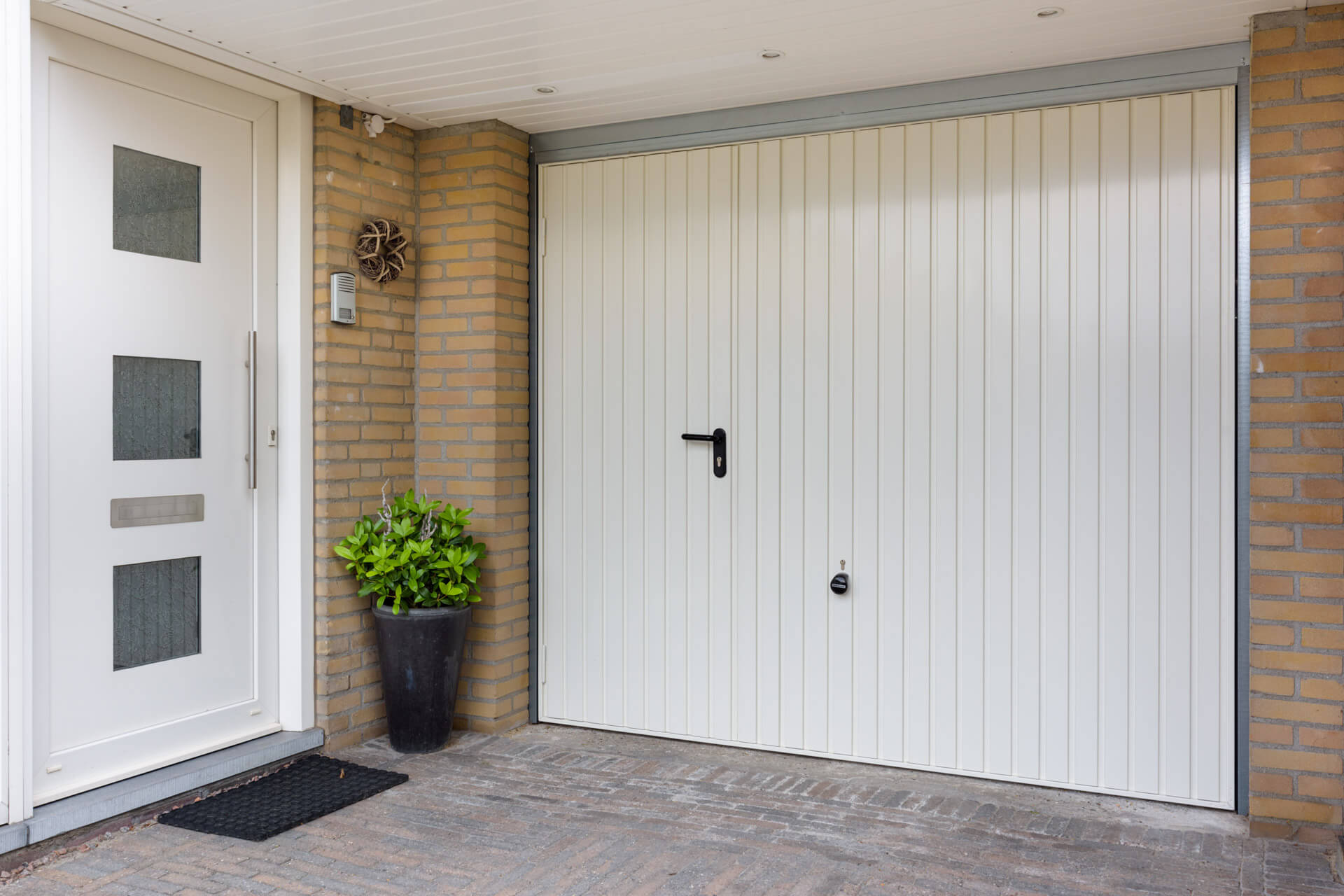 Garagedeur met loopdeur