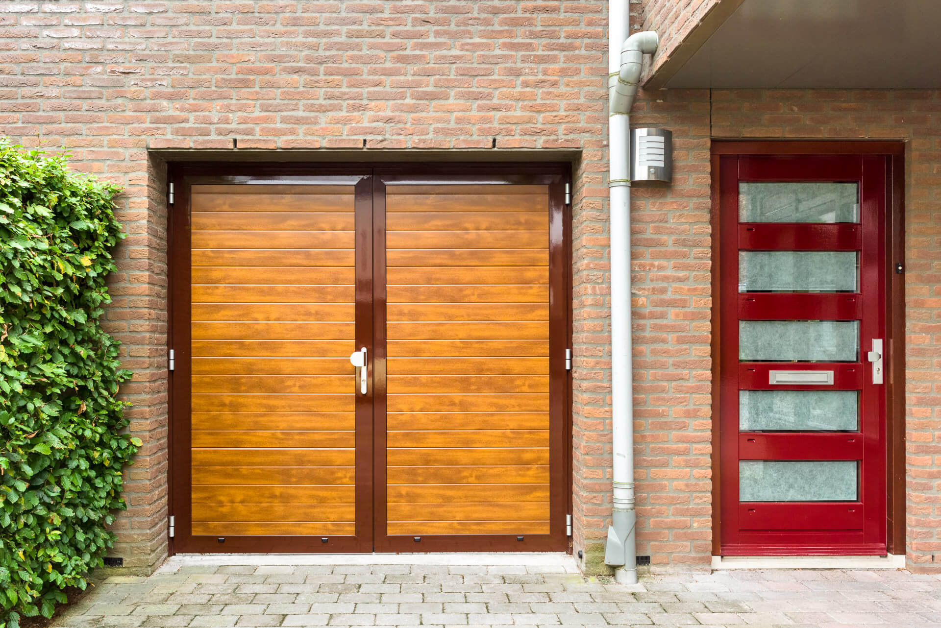 Hoe kan ik mijn garagedeur schoonmaken?