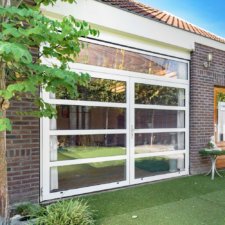 openslaande garagedeur met glazen vensters over de hele breedte | Brabant Deur