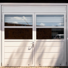 openslaande garagedeur met raampanelen | Brabant Deur