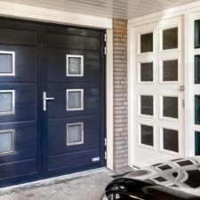 openslaande garagedeuren met vierkante RVS ramen | Brabant Deur