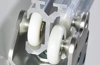 Zijwaarts schuivende garagedeur